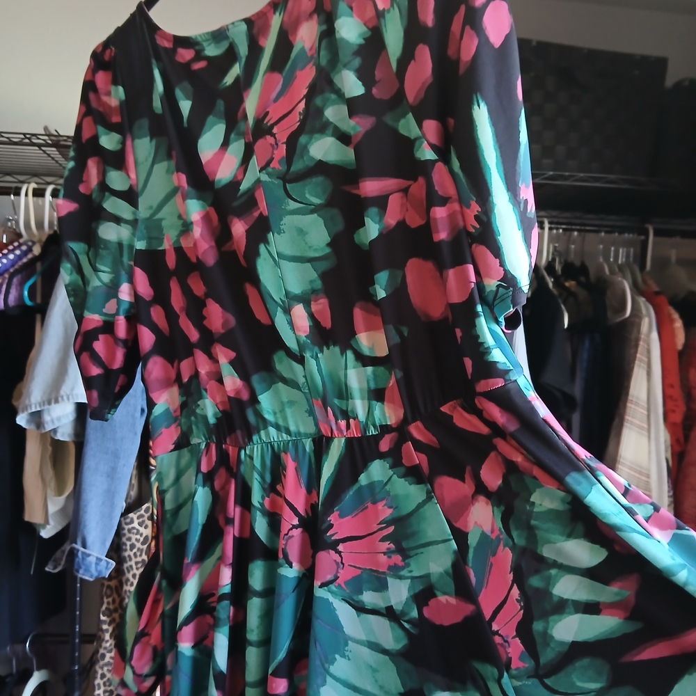 Elegant Pink and Green Midi Dress - Picture 4 of 5